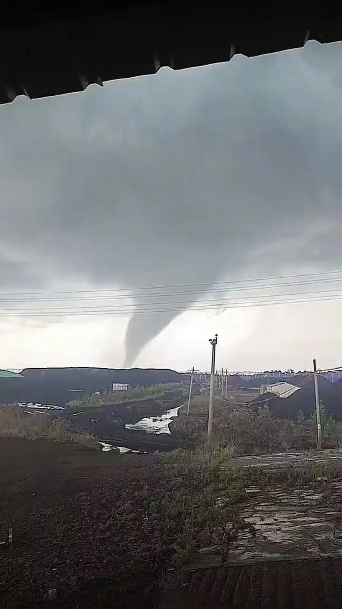 龙卷风##强对流天气# 中气爱视频群网友发来的图片显示,黑河罕达汽镇