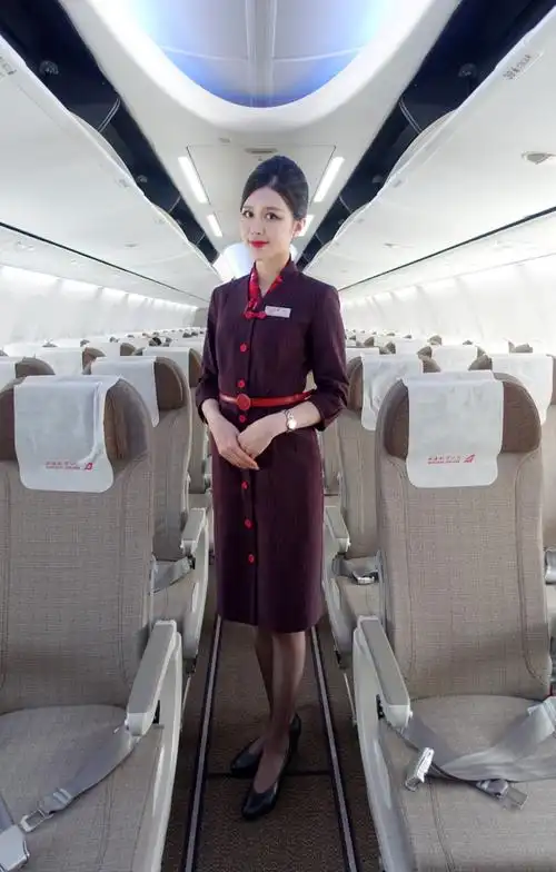 左图:上航现款紫红色制服右图:东航新款旗袍制服从上航原有的红色三件