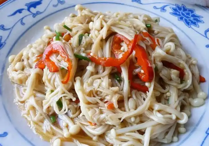 第一种: 红椒炒金针菇