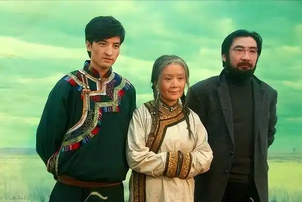 娜仁花:年少成名,42岁为小丈夫生儿子,晚婚晚育也幸福