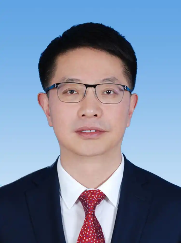 曾任青海省西宁市委副书记,市长.