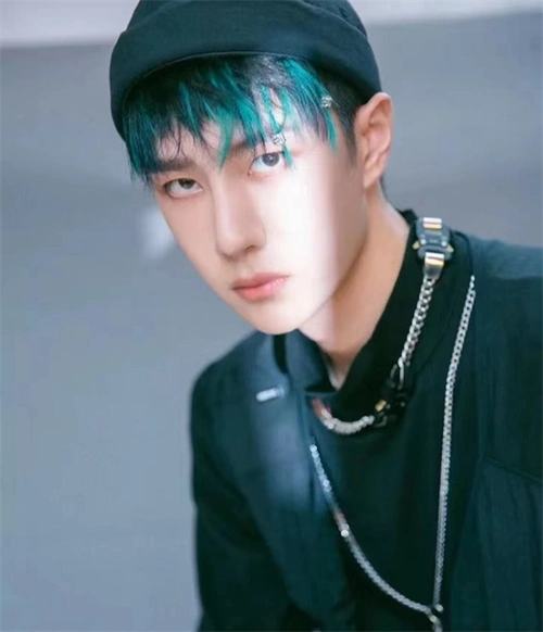 王一博染发发型参考 蓝色绿色银色挑染帅炸_明星发型 - 美发站