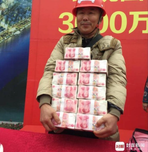工地3600万"堆钱成山"发工资 去年发1500万