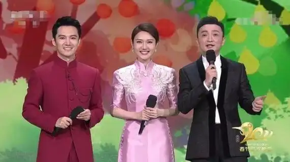 央视天团同框热舞!康辉动作迟缓一脸尴尬,龙洋穿紧身裙秀小蛮腰