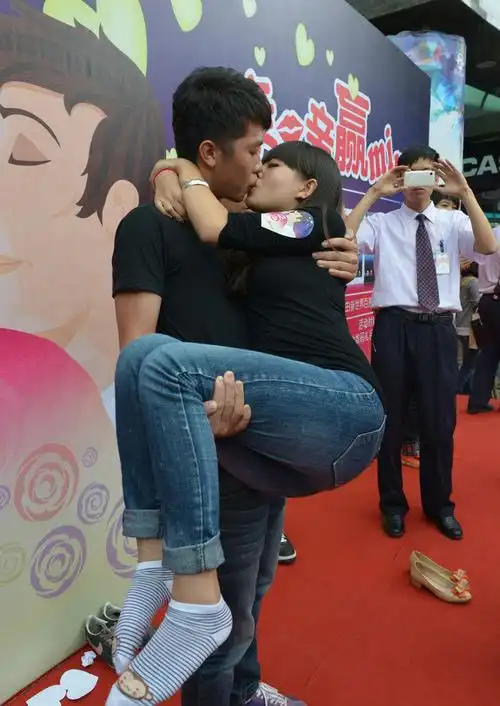 七夕街头接吻大赛创新才是硬道理