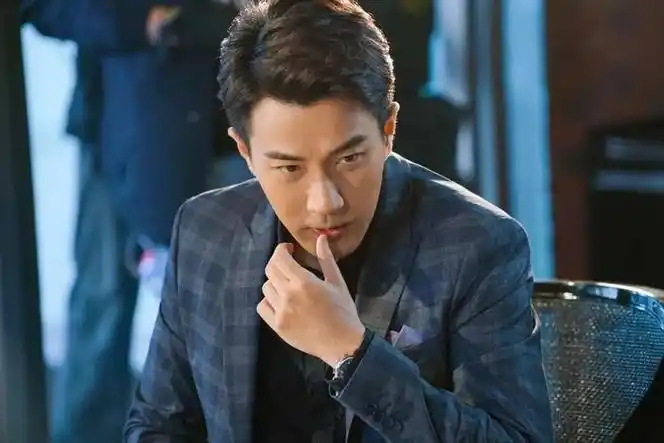 不过出人意料的是,这次和刘恺威同组的麦克和吴卓羲都没有被淘汰,因为