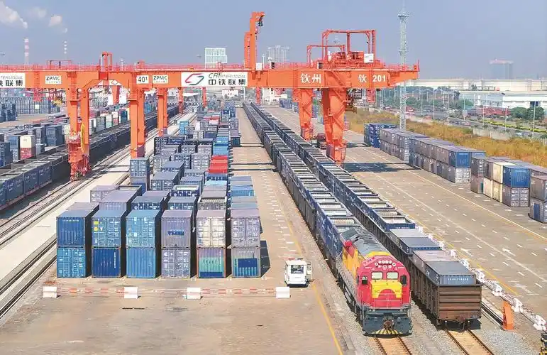 连日来,在中铁联集钦州铁路集装箱中心站,西部陆海新通道海铁联运班列