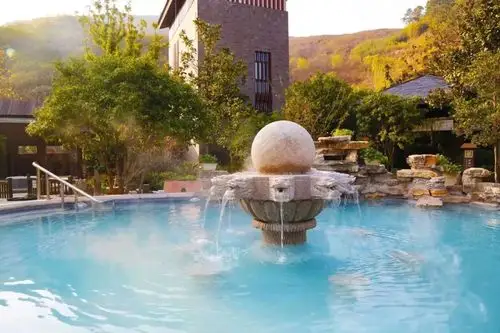 圌山天沐温泉度假村,坐落于江苏省镇江圌山风景名胜区度假休闲区内