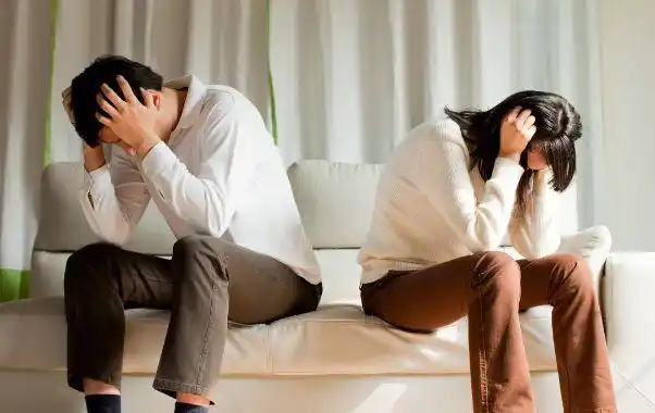 男子出差偷偷的把老婆手机开通了定位结果看到的一幕让他崩溃了