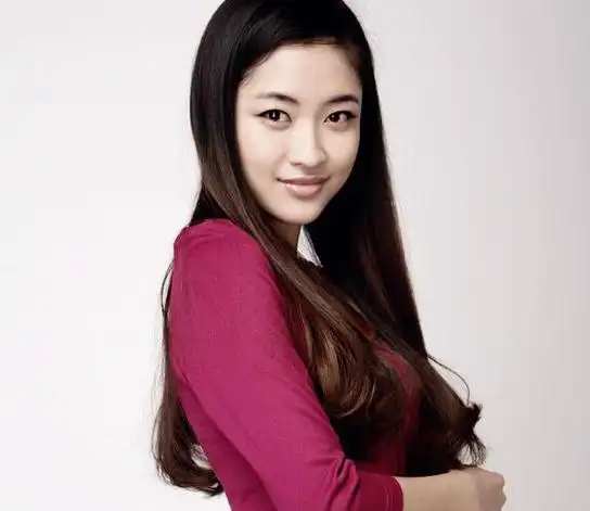 唐天骄毕业于中国传媒大学,是正宗的美女加学霸,她有着靓丽而具有古典