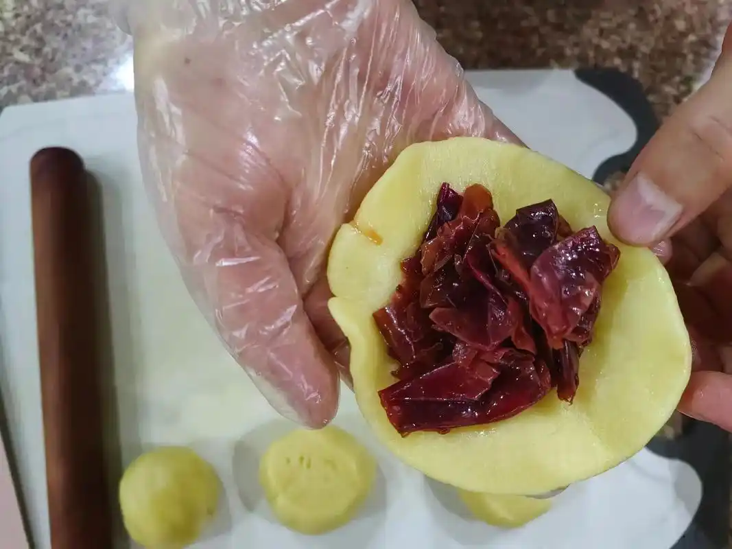 自制玫瑰鲜花饼,模样一般,口感很好.#纯手工制作美食  - 抖音