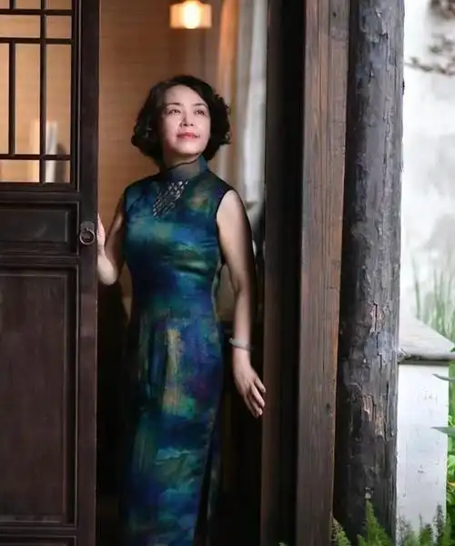 女人身上有这3个"特征",穿旗袍就会很有韵味,和胖瘦没关系