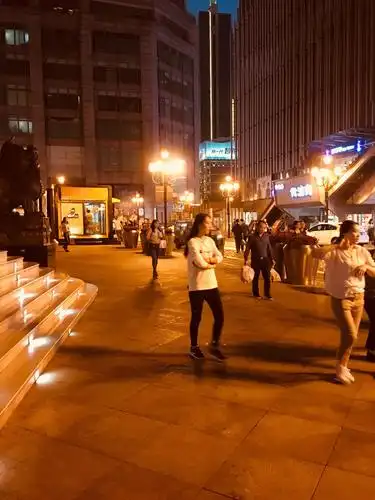 原创美女街拍解放碑步行街赶路的重庆美女