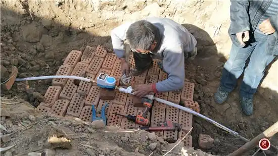 让爱流入百姓心头阿克吾斯塘村工作队为贫困户免费安装自来水