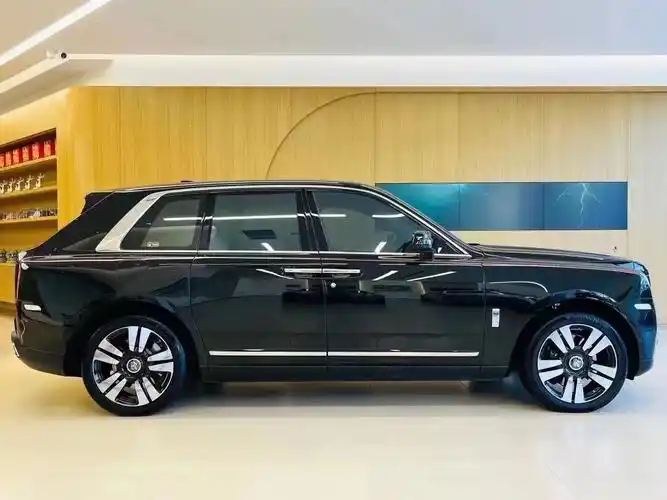 也是劳斯莱斯品牌推出的首款suv,库里南的行李箱与座舱由一块玻璃分隔