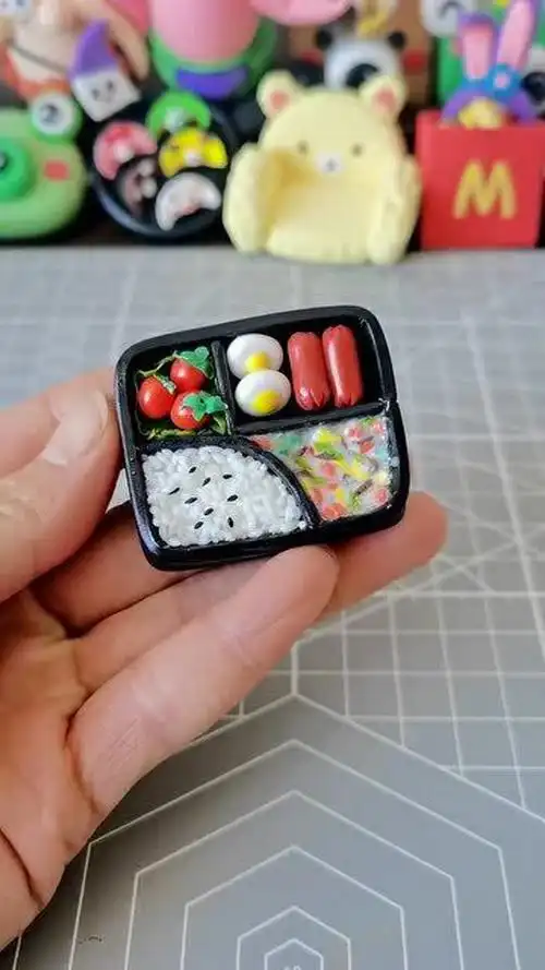 教你用粘土制作外卖盒饭,看着很好吃哦!快动手试试吧_腾讯视频