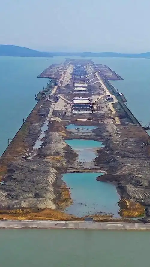 太湖隧道2018年1月9日开工,预计2021年底建成通车,目前是世界最长最宽