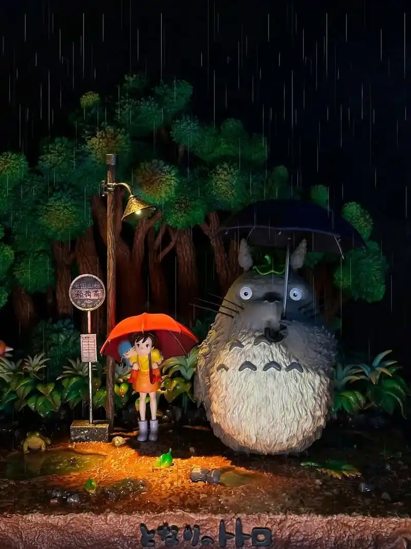 下雨天车站的龙猫!谁懂这种治愈感啊!今天开箱的opm工作室龙 - 抖音