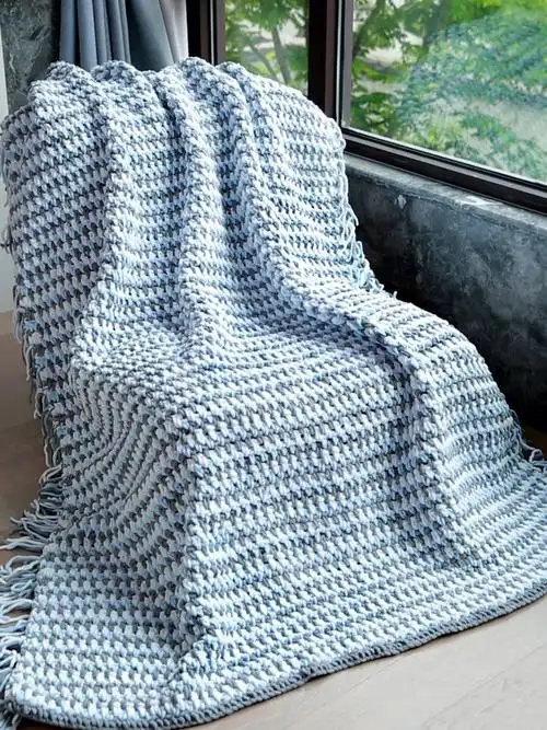 蓝灰条纹毯都是用简单的短针和辫子针构成的,真真是入门小白级的毯子!