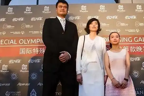 姚明与妻子叶莉近况41岁叶莉韵味十足12岁女儿身高到姚明胸口