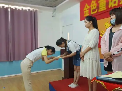 用礼仪递接姿势表达对家长的感谢之情!