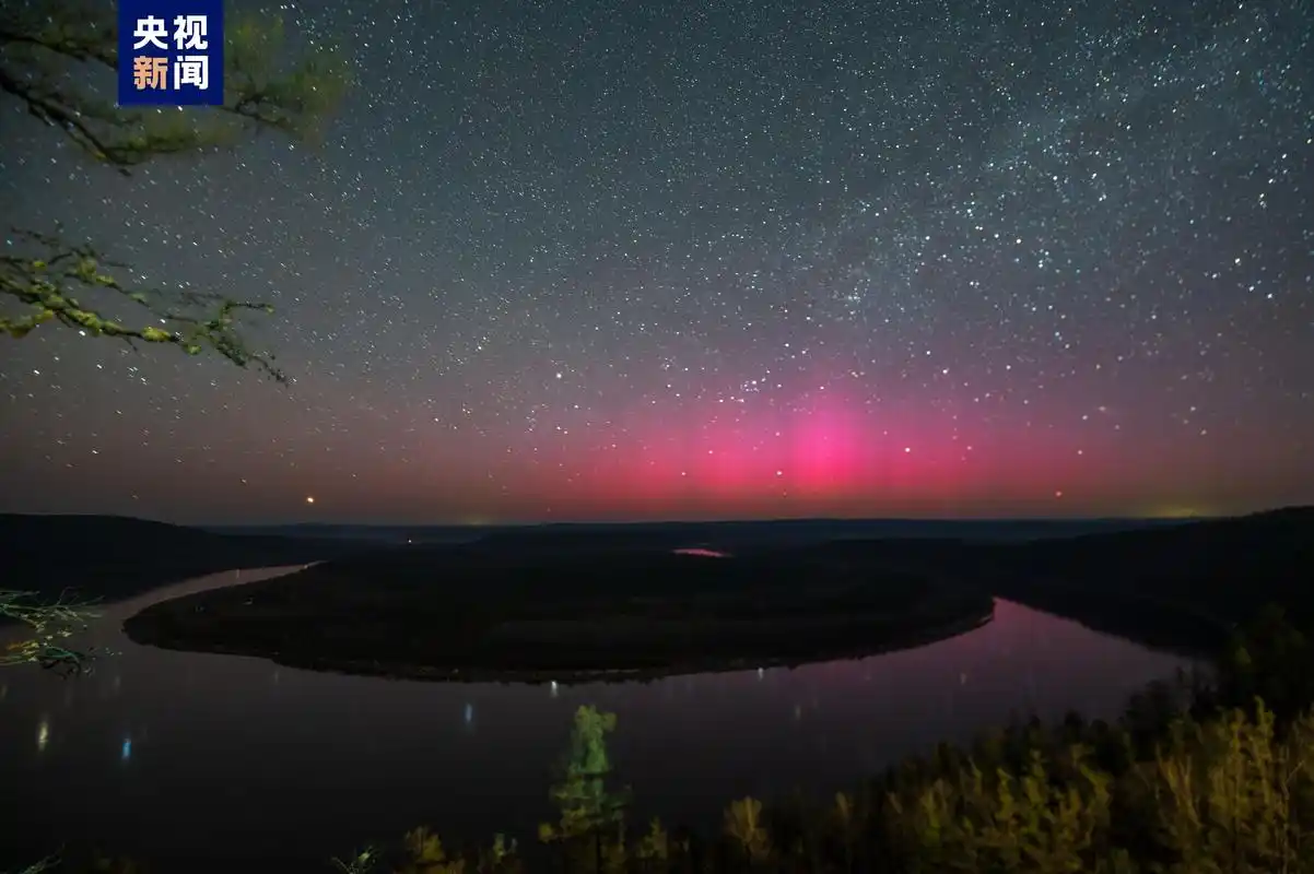 黑龙江省漠河市境内频现极光,与星空同框如梦如幻