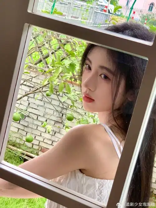 鞠婧祎夏日午后随拍##窗前的鞠婧祎#鞠婧祎最新随拍来啦,在窗前做