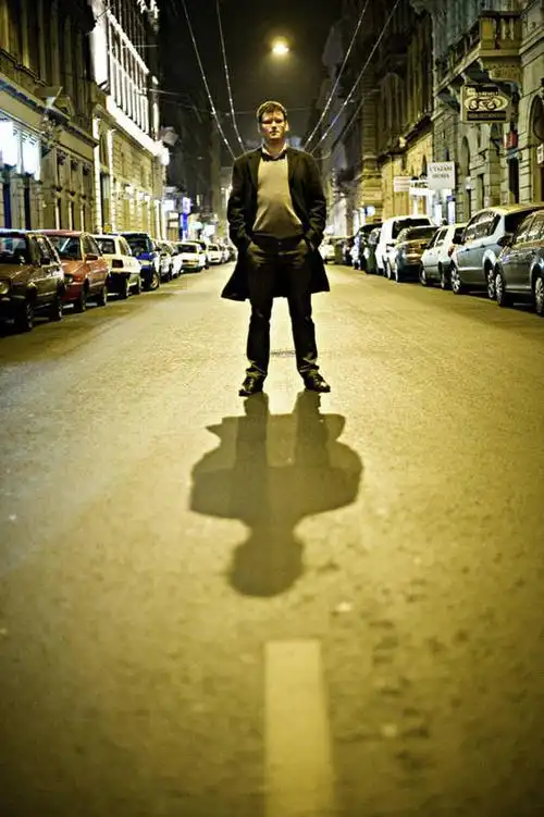 站,竖图,室外,白天,夜晚,夜生活,城市,街道,仅一个男性,仅一个人,阴影