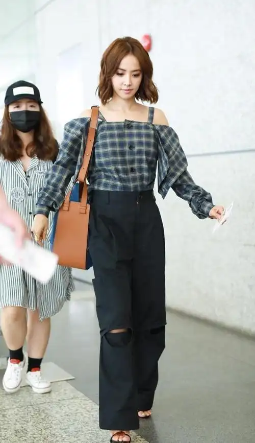 蔡依林穿格纹都比别人时髦,大小格纹拼接,配印花裤挺显身材|豹纹|穿搭