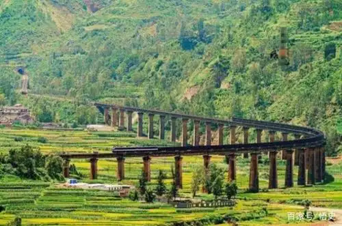 云南龙骨甸大桥,所有火车经过特定位置要鸣笛30秒,只为向他报信