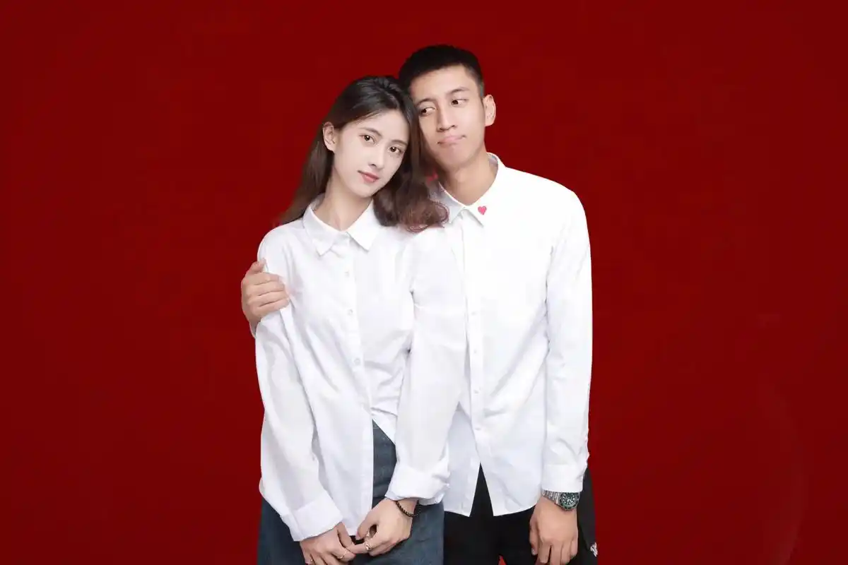 在一起一周年纪念照,#情侣照 #摄影 #情侣 #红底合照 # - 抖音