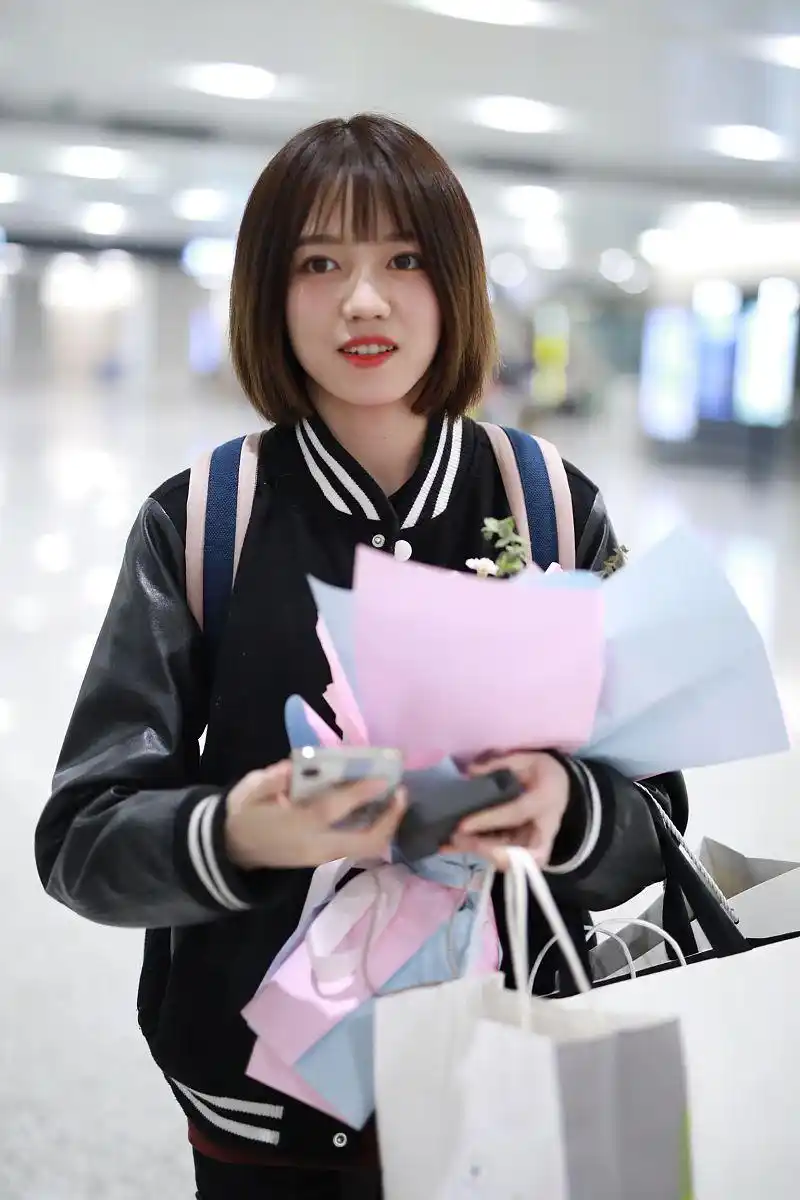 易嘉爱街拍:棒球夹克工装裤登山靴 机车十足