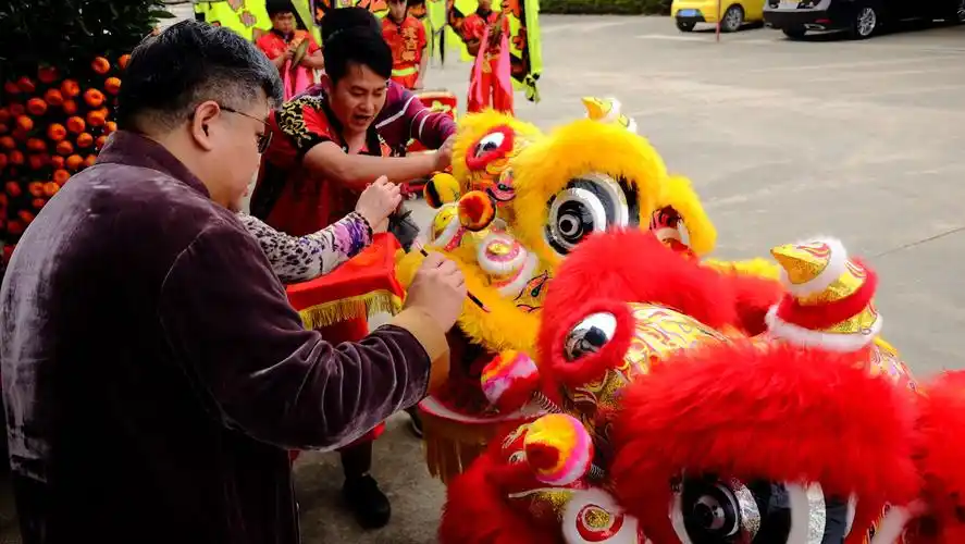 在舞狮之前举行点睛仪式,由邀请狮队的主人点睛.