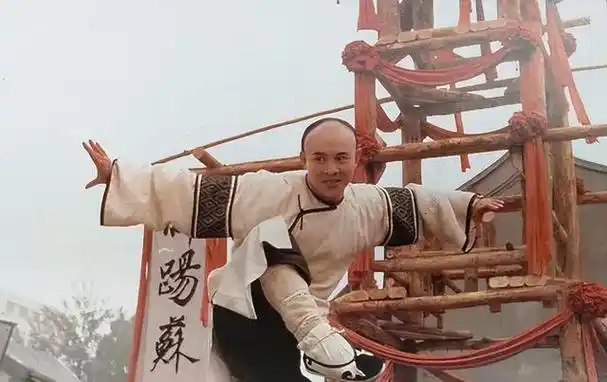 在《方世玉》的海报中,李连杰扮演的方世玉占据了整个画面,表情凝重