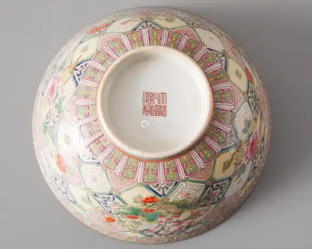 大清乾隆年制粉彩花付纹碗