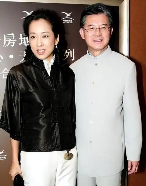 霍尊晒照庆贺母亲六十六大寿,仲小萍与前夫现妻罕见同框如好友