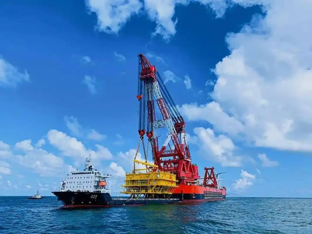 这也是振华重工自主建造的世界最大起重船"振华30"轮在海上升压站吊装