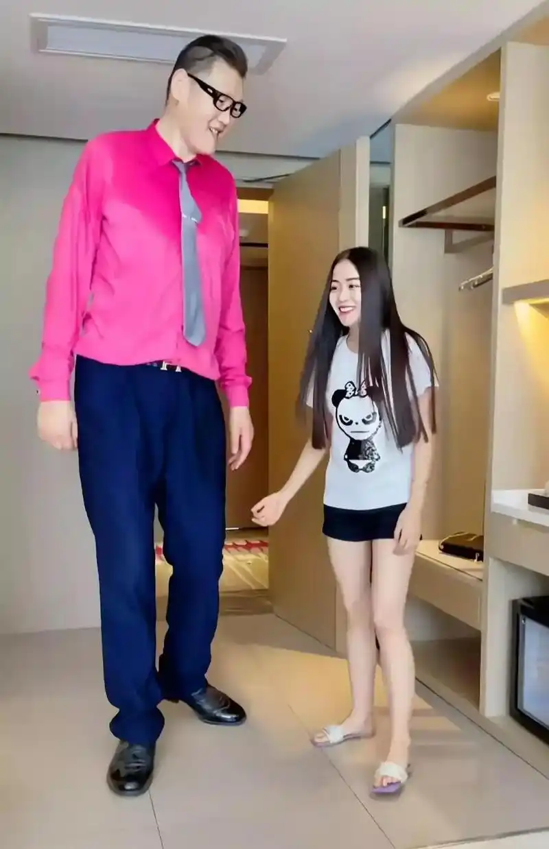 55米的李七喜和"亚洲第一巨人"的爱情一直以来颇受外界关注,如今已经