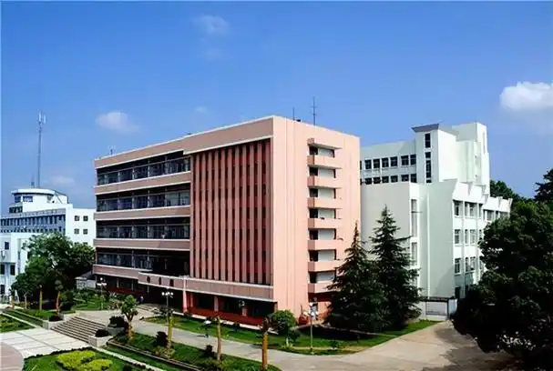 湖南科技学院位于湖南省永州市,湖南省省属高校,2002年由原零陵师专