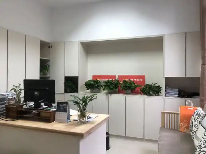 部门新闻 正文为改善办公环境,消除安全隐患,学校对财务处办公室进行