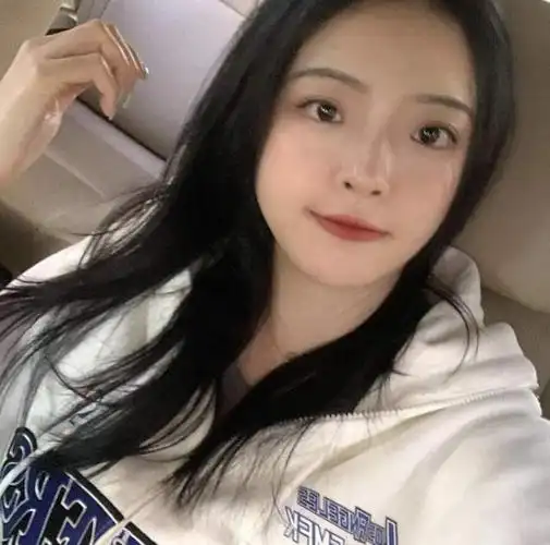 华谊千金王文也晒男友视角美照托腮甜笑