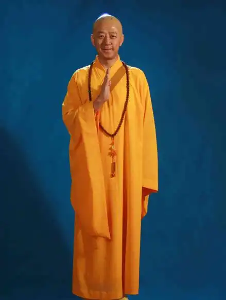 郭涛,身披袈裟的"高僧"扮相,眼神中也尽显搞怪