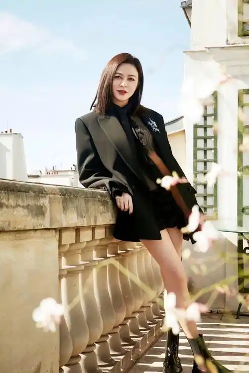 61岁关之琳还有漫画腿!