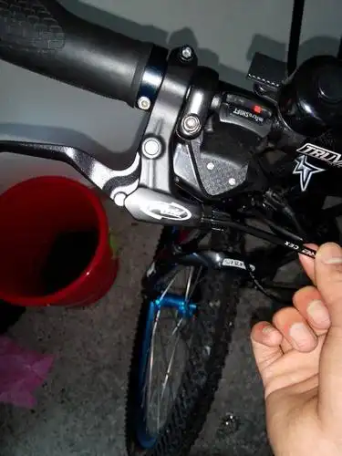 这条线松了.刹车的时候不顺.怎么弄好