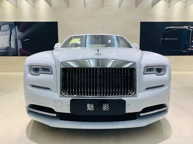 劳斯莱斯魅影白红搭配完美至极.车头