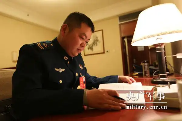 全国人大代表,空军某雷达旅四级军士长刘伟修