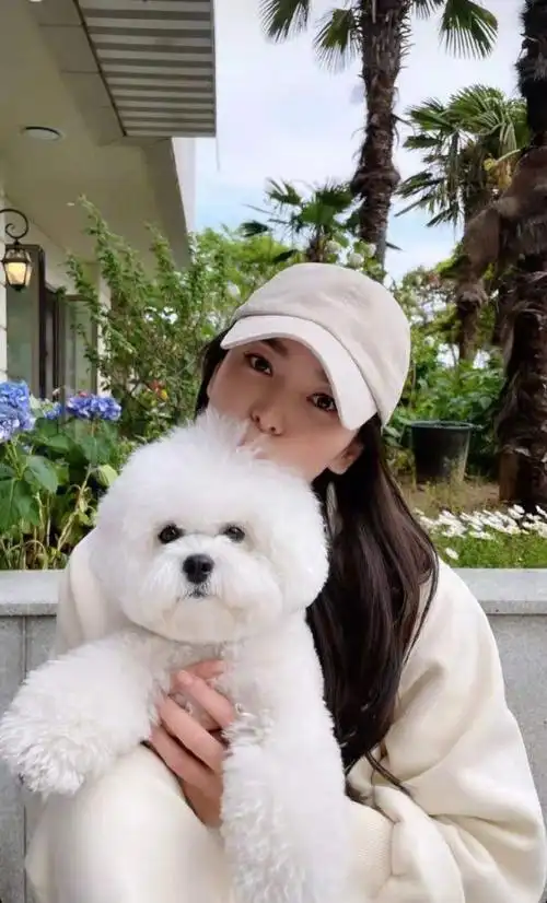 小姐姐罕见晒自拍!穿卫衣抱狗狗嘟嘴卖萌太可爱,状态比全智贤好