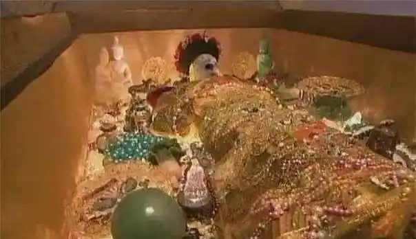 玉石,红珊瑚树,墨玉荸荠等不计其数,这些都是放在慈禧身边的陪葬品