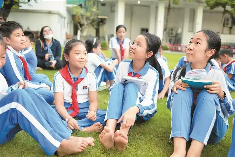 小脚丫在草地上追寻诗和远方