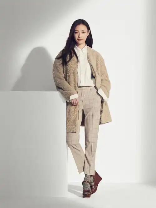 近日,优衣库曝光了一组倪妮最新的代言海报.